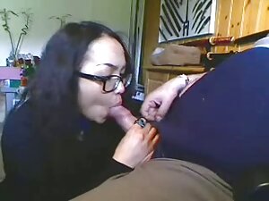 ブロンドの髪の頭の指を持つ美しい黒の女性 ...