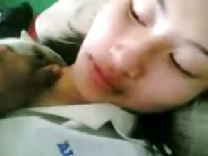 大きな目の美しさは、フェラの後に彼女の口 ...